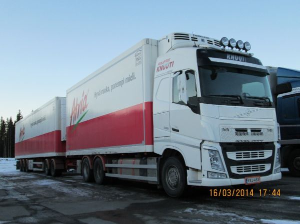 Kuljetus Knuutin Volvo FH500
Atrian ajossa oleva Kuljetus Knuutin Volvo FH500 täysperävaunuyhdistelmä.
Avainsanat: Knuuti Volvo FH500 ABC Hirvaskangas Atria