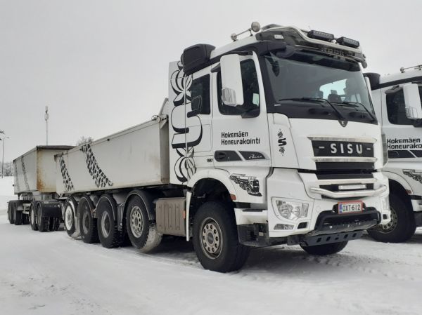 Kokemäen Koneurakoinnin Sisu Polar 
Kokemäen Koneurakointi Oy:n Sisu Polar sorayhdistelmä.    
Avainsanat: Kokemäen Koneurakointi Sisu Polar Shell Hirvaskangas