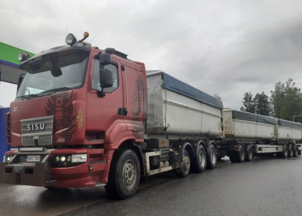 Kokemäen Koneurakoinnin Sisu R500
Kokemäen Koneurakointi Oy:n Sisu R500 täysperävaunuyhdistelmä.
Avainsanat: Kokemäen Koneurakointi Sisu R500 Neste