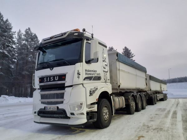 Kokemäen Koneurakoinnin Sisu Polar
Kokemäen Koneurakointi Oy:n Sisu Polar täysperävaunuyhdistelmä.
Avainsanat: Kokemäen Koneurakointi Sisu Polar Shell Hirvaskangas