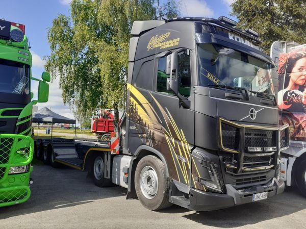Komun Koneurakoinnin Volvo FH500
Komun Koneurakointi Oy:n Volvo FH500 koneenkuljetusauto.
Avainsanat: Komun Koneurakointi Volvo FH500 Runni25 Ville