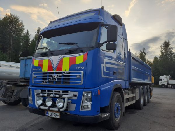 Kone&Kuljetuspojat Oy:n Volvo FH12
Kone&Kuljetuspojat Oy:n Volvo FH12 sora-auto.
Avainsanat: Kone&Kuljetuspojat Volvo FH12 ABC Hirvaskangas