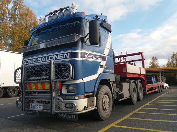 Kone-Salosen Volvo FH12
Kone-Salonen Oy:n Volvo FH12 lavettiyhdistelmä.
Avainsanat: Kone-Salonen Volvo FH12 Shell Hirvaskangas