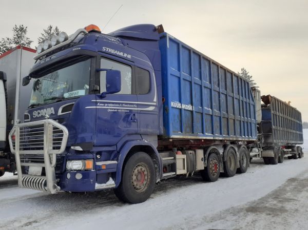 Kone ja Työpalvelu A Hartikaisen Scania
Kone ja Työpalvelu A Hartikainen Ky:n nosturilla varustettu Scania täysperävaunuyhdistelmä.
Avainsanat: Hartikainen Scania Shell Hirvaskangas Johnny