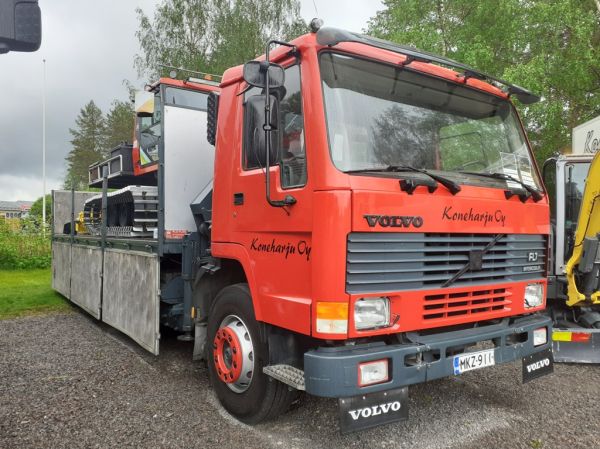 Koneharjun Volvo FL7
Koneharju Oy:n nosturilla varustettu Volvo FL7 kuorma-auto.
Avainsanat: Koneharju Volvo FL7 Perho25
