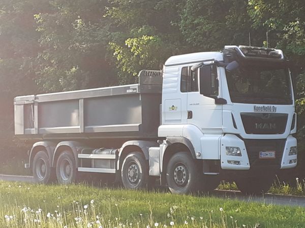 Koneneliön MAN TGS 35.500
Koneneliö Oy:n MAN TGS 35.500 sora-auto.
Avainsanat: Koneneliö MAN TGS 35.500