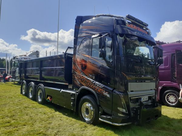 Konepalvelu Väätäisen Volvo FH
Konepalvelu Väätäinen Oy:n Volvo FH sora-auto.
Avainsanat: Väätäinen Volvo FH Runni25