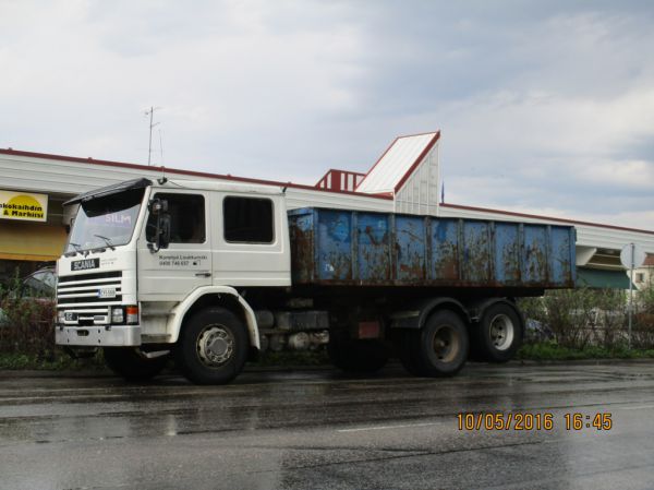 Konetyö Loukkumäen Scania 82
Konetyö Loukkumäen miehistöohjaamolla varustettu Scania 82 vaihtolava-auto.
Avainsanat: Loukkumäki Scania 82
