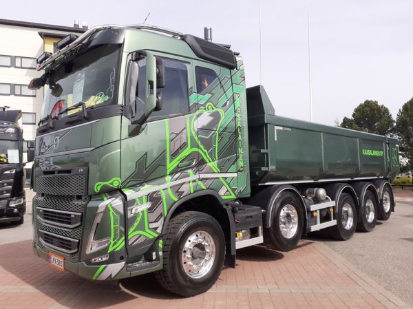 Konetyö ja Kuljetus Kaasalaisen Volvo FH540
Konetyö ja Kuljetus Kaasalainen Oy:n Volvo FH540 sora-auto.
Avainsanat: Kaasalainen Volvo FH540 Viitasaari22