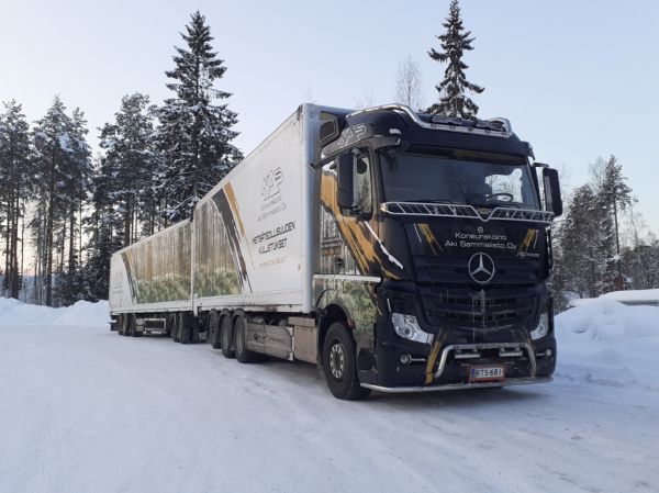 Koneurakointi A Sammaliston MB 3563 Actros 
Koneurakointi A Sammalisto Oy:n MB 3563 Actros hakeyhdistelmä.
Avainsanat: Sammalisto KAS MB 3563 Actros