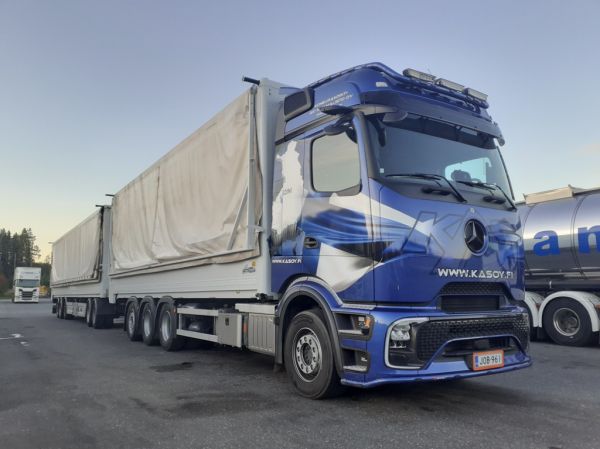 Koneurakointi A Sammaliston MB 3563 Actros
Koneurakointi A Sammalisto Oy:n MB 3563 Actros hakeyhdistelmä.
Avainsanat: Sammalisto KAS MB 3563 Actros ABC Hirvaskangas