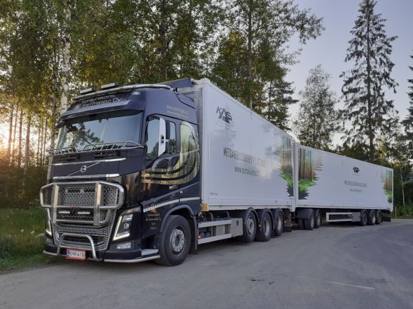 Koneurakointi A Sammaliston Volvo FH16
Koneurakointi A Sammalisto Oy:n Volvo FH16 hakeyhdistelmä.
Avainsanat: Sammalisto KAS Volvo FH16