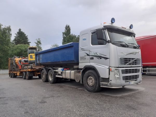 Koneurakointi Hatakan Volvo FH12
Koneurakointi Hataka Oy:n Volvo FH12 täysperävaunuyhdistelmä.
Avainsanat: Hataka Volvo FH12 Neste