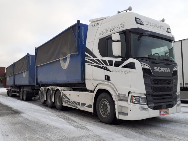 Koneurakointi Hirvikosken Scania R580
Koneurakointi Hirvikoski Oy:n Scania R580 täysperävaunuyhdistelmä.
Avainsanat: Hirvikoski Scania R580 ABC Hirvaskangas