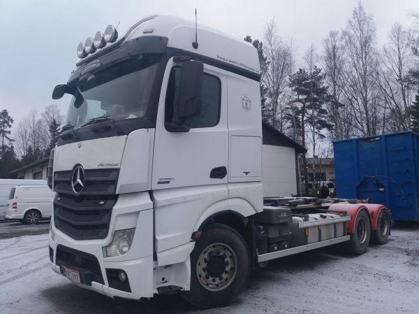 Koneurakointi J-M Kinnusen MB 2551 Actros
Koneurakointi J-M Kinnunen Oy:n MB 2551 Actros koukkulava-auto.
Avainsanat: Kinnunen MB 2551 Actros