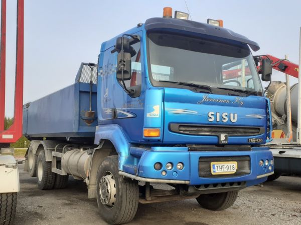 Koneurakointi Järvisen Sisu E11
Koneurakointi Järvinen Ky:n Sisu E11 sora-auto.
Avainsanat: Järvinen Sisu E11 Hirvaskangas