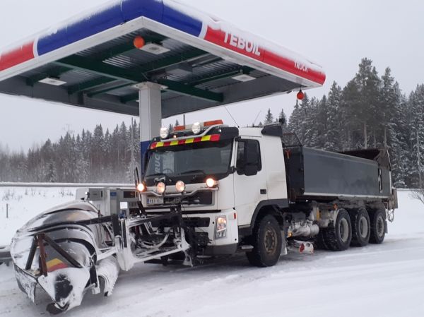 Koneurakointi Kovasen Volvo FM
Koneurakointi Kovasen Volvo FM sora-auto.
Avainsanat: Kovanen Volvo FH ABC Hirvaskangas