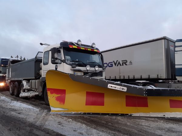 Koneurakointi Kovasen Volvo FM
Koneurakointi Kovasen Volvo FM sora-auto.
Avainsanat: Kovanen Volvo FM ABC Hirvaskangas