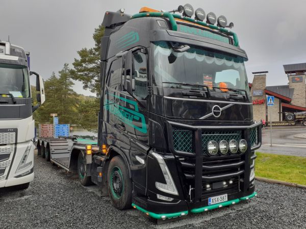 Koneurakointi Kylliäisen Volvo FH
 Koneurakointi Kylliäinen Oy:n Volvo FH koneenkuljetusauto.
Avainsanat: Kylliäinen Volvo FH Tahko26