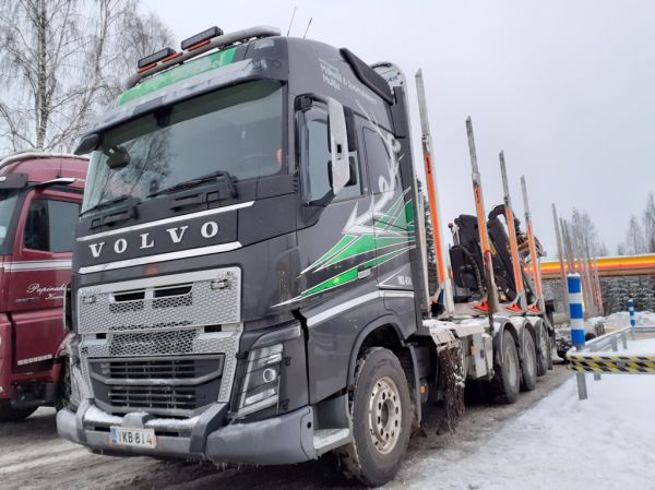 Koneurakointi Mäkelä&Suomalaisen Volvo FH16
Koneurakointi Mäkelä&Suomalainen Ay:n Volvo FH16 puutavarayhdistelmä.

Avainsanat: Mäkelä&Suomalainen Volvo FH16 Shell Hirvaskangas