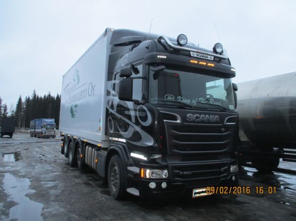 Koneurakointi A Sammaliston Scania R560
Koneurakointi A Sammalisto Oy:n Scania R560 hakeauto.
Avainsanat: Sammalisto KAS Scania R560 ABC Hirvaskangas