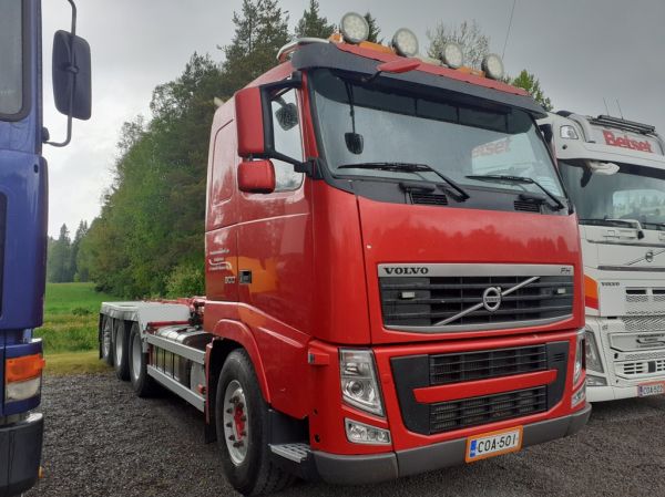 Koneurakointi ja Kuljetus J Isomöttösen Volvo FH500
Koneurakointi ja Kuljetus J Isomöttönen Oy:n Volvo FH500 koukkulava-auto.
Avainsanat: Isömöttönen Volvo FH500 Perho25