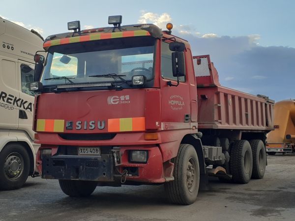 Klikkaa kuvaa nähdäksesi se täysikokoisena
==============
Koneyhtymä Hoppulan Sisu E11
Koneyhtymä Hoppulan Sisu E11 sora-auto.
Avainsanat: Hoppula Sisu E11 Hirvaskangas Koneyhtymä Hoppulan Sisu E11
Koneyhtymä Hoppulan Sisu E11 sora-auto.
Avainsanat: Hoppula Sisu E11 Hirvaskangas