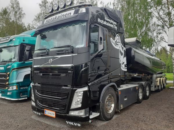 Koneyhtymä Hotakaisen Volvo FH
Koneyhtymä Hotakainen Oy:n Volvo FH säiliöpuolikas.
Avainsanat: Hotakainen Volvo FH Perho25