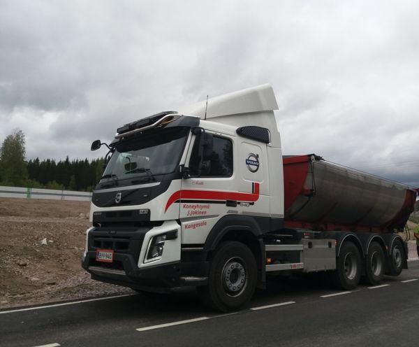 Koneyhtymä J Jokisen Volvo FMX540
Koneyhtymä J Jokisen asfalttilavalla varustettu Volvo FMX540.
Avainsanat: Jokinen Volvo FMX540