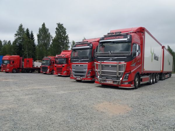 Konnekuljetuksen kalustoa 2018
Konnekuljetus  Oy:n kalustoa 2018.
Avainsanat: Konnekuljetus Scania Volvo