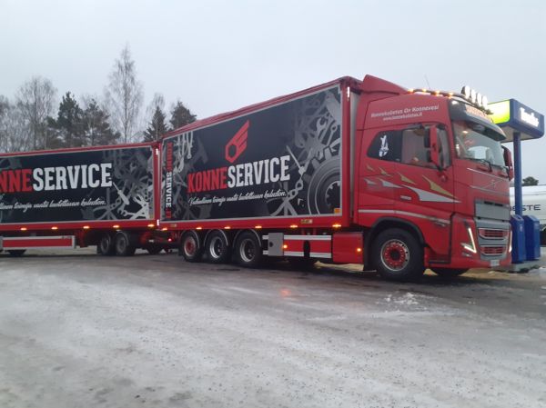 Konnekuljetuksen Volvo FH
Konnekuljetus Oy:n Volvo FH hakeyhdistelmä.
Avainsanat: Konnekuljetus Volvo FH Konneservice Neste