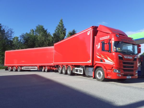 Konnekuljetuksen Scania 560R
Konnekuljetus Oy:n Scania 560R hakeyhdistelmä.
Avainsanat: Konnekuljetus Scania 560R Neste
