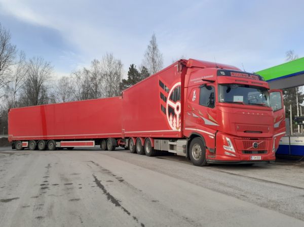 Konnekuljetuksen Volvo FH
Konnekuljetus Oy:n Volvo FH hakeyhdistelmä.
Avainsanat: Konnekuljetus Volvo FH Neste