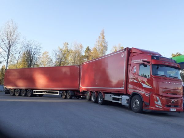 Klikkaa kuvaa nähdäksesi se täysikokoisena
==============
Konnekuljetuksen Volvo FH500
Konnekuljetus Oy:n Volvo FH500 hakeyhdistelmä.
Avainsanat: Konnekuljetus Volvo FH500 Neste Konnekuljetuksen Volvo FH500
Konnekuljetus Oy:n Volvo FH500 hakeyhdistelmä.
Avainsanat: Konnekuljetus Volvo FH500 Neste