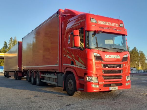 Konnekuljetuksen Scania 560R
Konnekuljetus Oy:n Scania 560R hakeyhdistelmä.
Avainsanat: Konnekuljetus Scania 560R ST1 Hirvaskangas