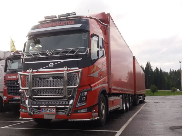 Konnekuljetuksen Volvo FH16
Konnekuljetus Oy:n Volvo FH16 hakeyhdistelmä. 
Avainsanat: Konnekuljetus Volvo FH16 ABC Hirvaskangas