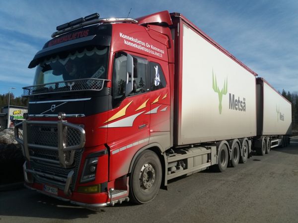 Konnekuljetuksen Volvo FH16
Konnekuljetus Oy:n Volvo FH16 hakeyhdistelmä. 
Avainsanat: Konnekuljetus Volvo FH16 ABC Markus