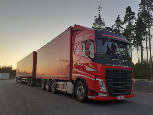 Konnekuljetuksen Volvo FH16
Konnekuljetus Oy:n Volvo FH16 hakeyhdistelmä. 
Avainsanat: Konnekuljetus Volvo FH16