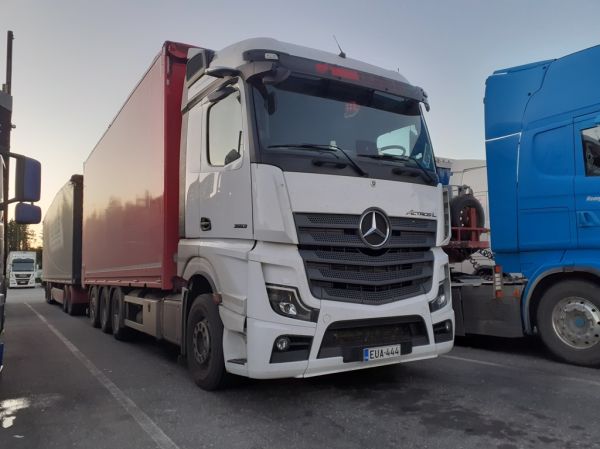 Konnekuljetuksen MB 3553 Actros L
Konnekuljetus Oy:n MB 3553 Actros L hakeyhdistelmä.

Avainsanat: Konnekuljetus MB 3553 ActrosL ABC Hirvaskangas Juipura