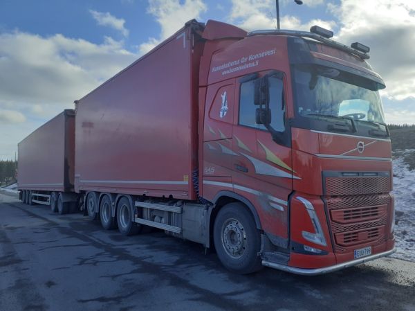 Konnekuljetuksen Volvo FH
Konnekuljetus Oy:n Volvo FH hakeyhdistelmä.
Avainsanat: Konnekuljetus Volvo FH ABC Hirvaskangas