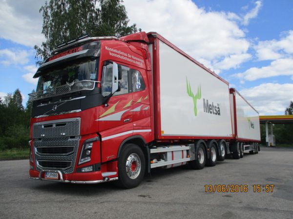 Konnekuljetuksen Volvo FH16
Konnekuljetus Oy:n Volvo FH16 hakeyhdistelmä. 
Avainsanat: Konnekuljetus Volvo FH16 Shell Hirvaskangas