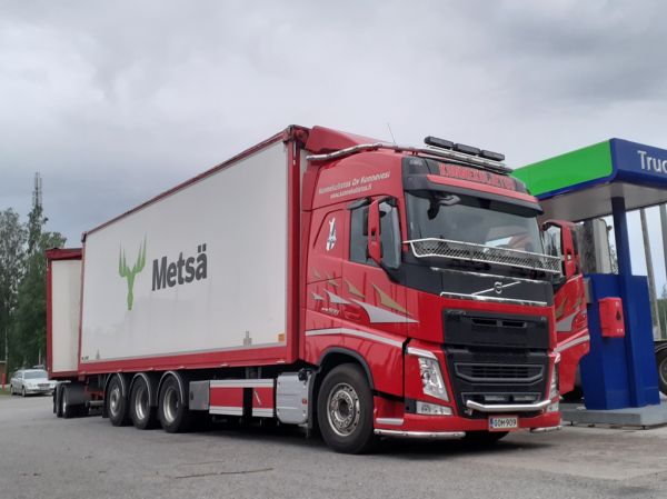 Konnekuljetuksen Volvo FH500
Konnekuljetus Oy:n Volvo FH500 hakeyhdistelmä.
Avainsanat: Konnekuljetus Volvo FH500 Neste