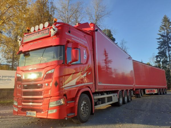 Konnekuljetuksen Scania 560R
Konnekuljetus Oy:n Scania 560R hakeyhdistelmä.
Avainsanat: Konnekuljetus Scania 560R Neste