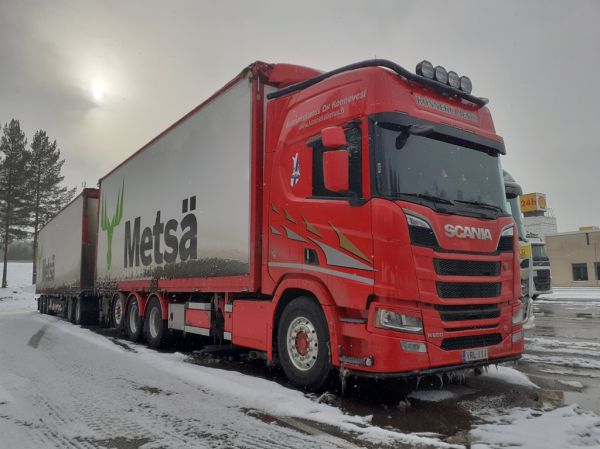 Konnekuljetuksen Scania R660
Konnekuljetus Oy:n Scania R660 hakeyhdistelmä.
Avainsanat: Konnekuljetus Scania R660 Shell Hirvaskangas Metsä