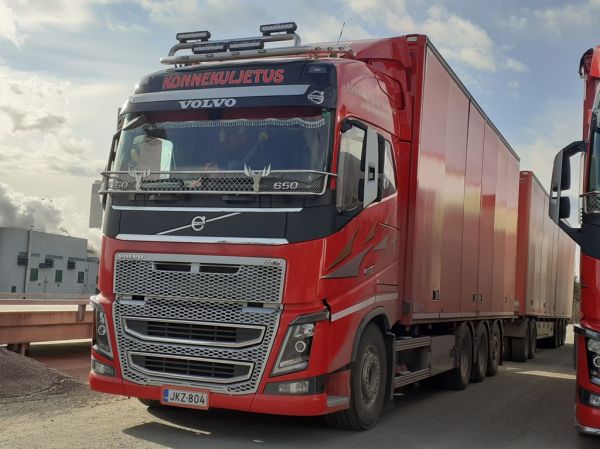 Konnekuljetuksen Volvo FH16
Konnekuljetus Oy:n Volvo FH16 hakeyhdistelmä. 
Avainsanat: Konnekuljetus Volvo FH16