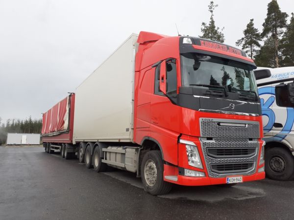 Konnekuljetuksen Volvo FH
Konnekuljetus Oy:n Volvo FH hakeyhdistelmä.
Avainsanat: Konnekuljetus Volvo FH