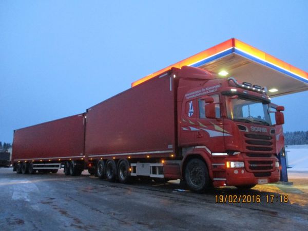 Konnekuljetuksen Scania R730
Konnekuljetus Oy:n Scania R730 hakeyhdistelmä.
Avainsanat: Konnekuljetus Scania R730 ABC Hirvaskangas