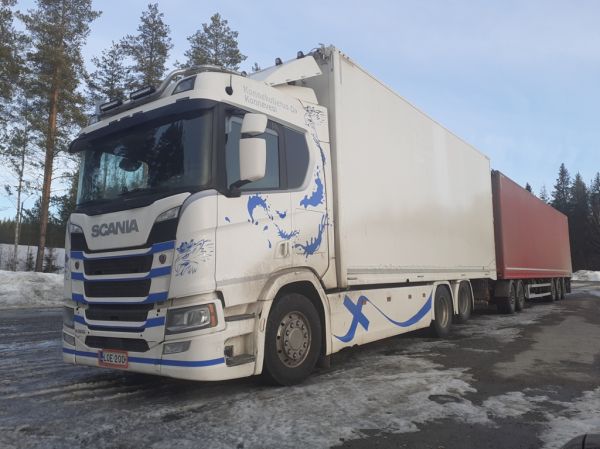 Konnekuljetuksen Scania R500 
Konnekuljetus Oy:n Scania R500 hakeyhdistelmä. 
Avainsanat: Konnekuljetus Scania R500