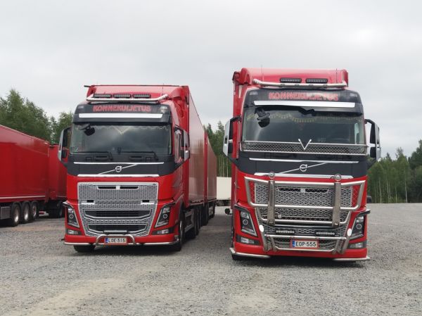 Konnekuljetuksen kalustoa 2018
Konnekuljetus Oy:n kaksi Volvo FH16 hakeyhdistelmää kesällä 2018.
Avainsanat: Konnekuljetus Volvo FH16