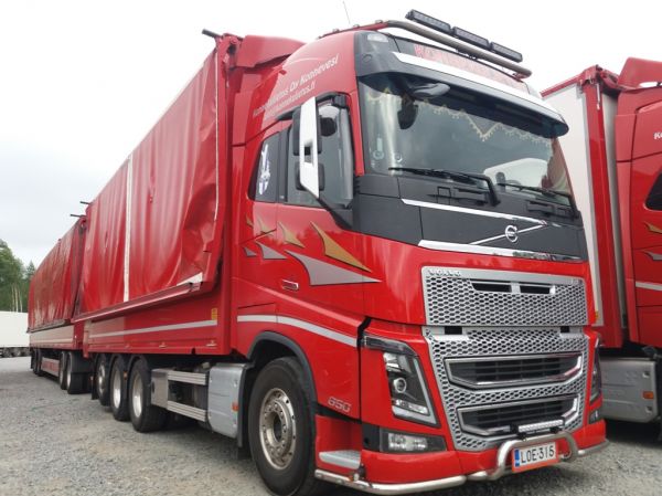 Konnekuljetuksen Volvo FH16
Konnekuljetus Oy:n Volvo FH16 hakeyhdistelmä.
Avainsanat: Konnekuljetus Volvo FH16